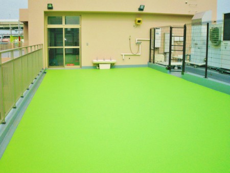 すずな保育園　ルーフバルコニー施工後（ウレタン塗膜防水メッシュ補強の上塩ビ製長尺シート貼り）