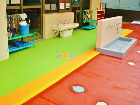 すずな保育園　廊下・テラス　施工後　（廊下：タキストロンＣＸシリーズ・アートカット+テラス：ウレタン系ノンスリップ塗床）