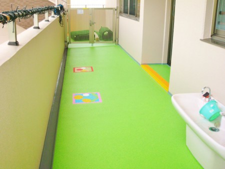 すずな保育園　廊下　施工後（タキロンＣＸ＋アートカット+段差部タキステップ）